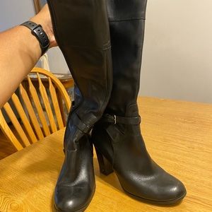 Black heeled boots
